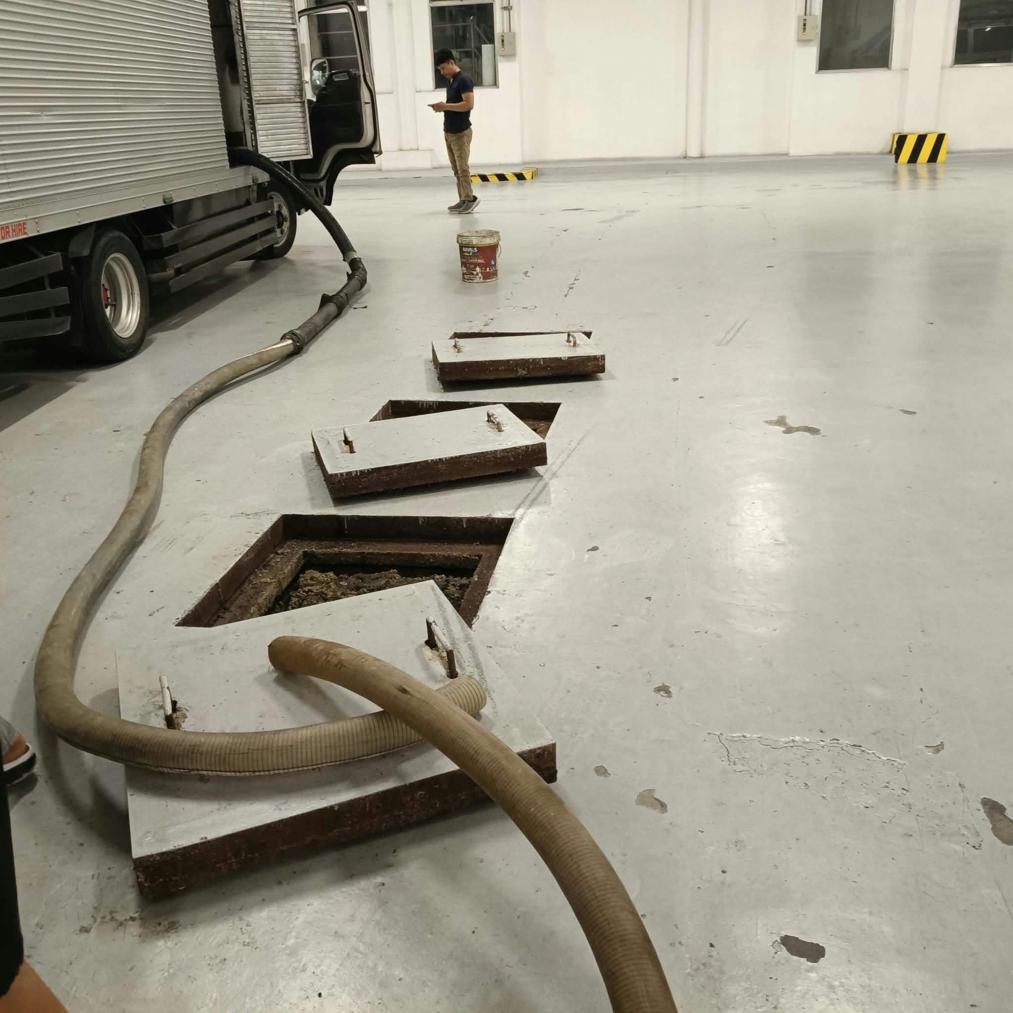 Siphoning truck and service hose at a work site